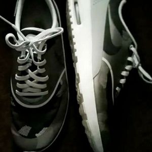 Nike Thea
